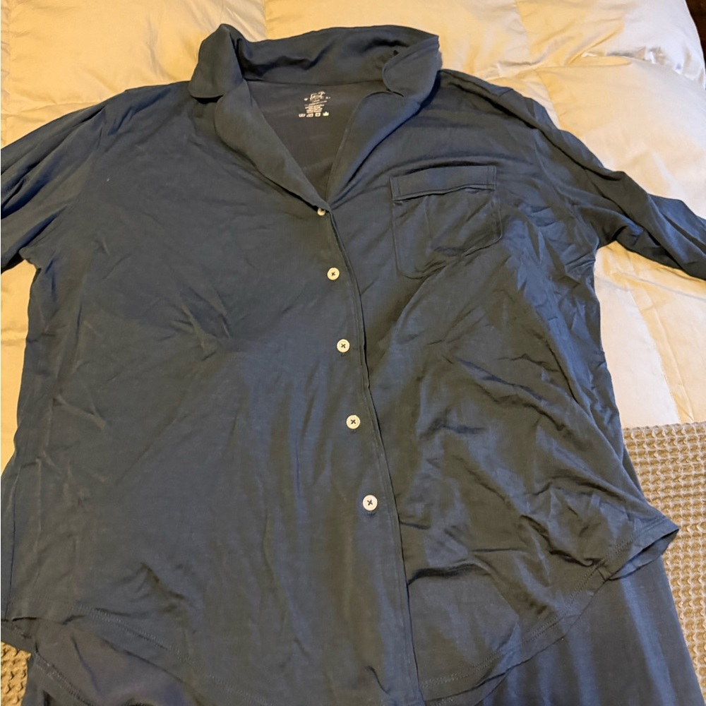 Woolx women’s pajamas top and bottom.Size large. In excellent used condition